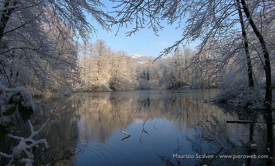 19 Il laghetto del Gres, vista verso nord col Canto Alto.JPG